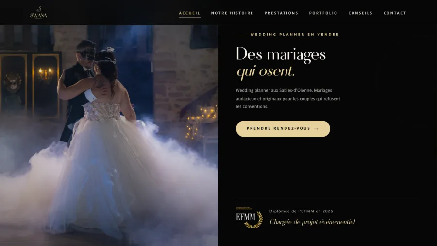 Le site de Swana Events, wedding planner aux Sables-d'Olonne, sur un ordinateur portable et un téléphone : l'accueil et son bouton de prise de rendez-vous.